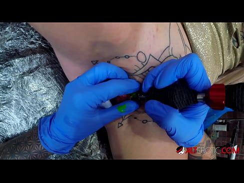 ❤️ Ekstreme tatuita varmulo Sully Savage ricevis tatuon sur sia klitoro ❤❌ Anala porno ĉe ni ❌❤