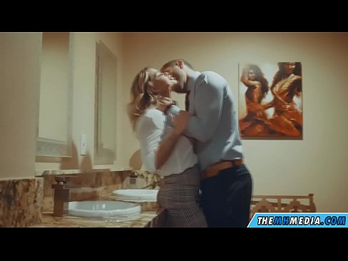 ❤️ Kiam belplena blondulo delogas vin en publika necesejo ❤❌ Anala porno ĉe ni ❌❤